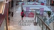 广州某商场内一女子从高楼跳下，砸到一人双双躺地不起？商场回应