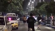 女司机错踩油门追尾两车向老公求安慰 老公来后举动让人目瞪口呆
