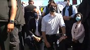 加总理特鲁多上街参加反种族歧视运动当众跪下 众人一片惊呼