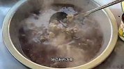 福建泉州牛肉羹，50年来坚持手工捶打柴火烧煮的老店，每天做40斤