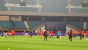 鲁能众将入场热身向球迷致谢 远征军齐齐鼓掌助威主队