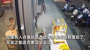 女子便利店门口连吃5个蛋挞，吃完不付钱扭头就走，监控拍下全程