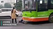 南宁一男子钻进公交车底赖着不走 或因家庭纠纷所致