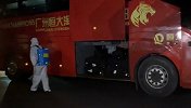 现场-恒大雨夜抵达苏州入驻5号楼 常卫魏带队参加足协杯