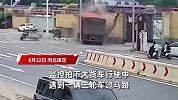 大货车抢时遇到三轮，避让不及一头撞翻围墙进民房，现场一片狼藉