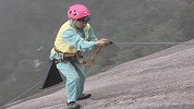 来点正能量！黄山"环保蜘蛛侠"，系五十米绳悬崖捡垃圾