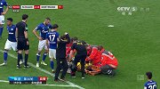 糟了！巴舒亚伊遭沙尔克悍将蹬踏 倒地不起被担架抬下