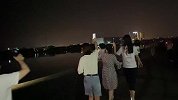 女孩跳江后顺水漂走大喊救命 岸上市民反应令人感动