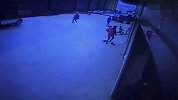 【浙江】温州女司机开车冲进快递营业点 店内3人被撞倒