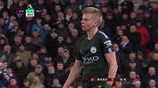 英超-1718赛季-犯规29' 津琴科阻止任意球快发 裁判警告后躲入孔队怀抱
