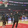 站扣！NBA第一巨人赛前训练秀骚操作 众队友乐翻了