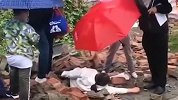 陕西一围墙倒塌致路人1死1伤 墙体系原政府单位搬迁前遗留