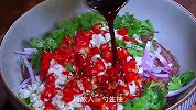 煮熟后的牛肉放点葱花香菜拌一下，出锅以后满屋飘香，太好吃啦