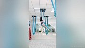 性感美女空中高难度瑜伽秀！展现超逆天柔韧性看掉下巴
