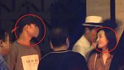 官宣？王凯王鸥深夜约饭行为亲密，大方牵手晃来晃去心情美美哒！