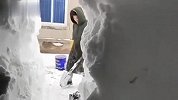 这雪也太大了，门都堵上了