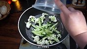 花菜怎么做好吃，简单又好吃的花菜炒黄瓜，清爽开胃