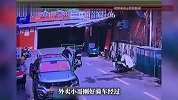 男子车内随手扔杆，意外戳伤外卖小哥的嘴，现场视频曝光