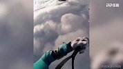 外国为什么人少系列：小哥万米高空徒手跳伞 最后惊险落地