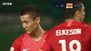 恒大发动突袭连续威胁球门 韦世豪遭王鹏侵犯造点