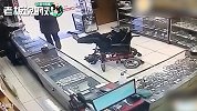 迷惑行为大赏！巴西一聋哑残疾人“脚握”玩具枪，打劫珠宝店