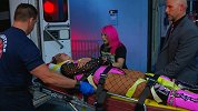 RAW赛后花絮：拉娜痛哭流涕被抬上救护车