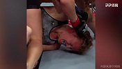 UFC女名将把对手强势摁在地上打 连续组合拳令其毫无还手之力