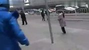 恶搞！北京街头雕塑整蛊路人