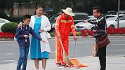 熊孩子和熊家长街头欺负环卫工，没想到被一个小女孩“教育”了！