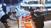 男子试戴金项链还假装照镜子，几秒后拔腿就跑 商场：警方已介入