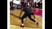 这陪练太不经打了！比尔轻松晃倒训练师