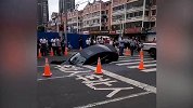 如皋一马路突然塌陷变巨洞 小轿车路过被吞