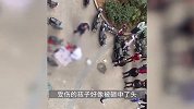 小区高空掉落砖石小孩被砸中倒地不起，医护紧急救治，警方：正在调查
