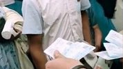 女子占两排硬座睡觉 被质疑“霸座”后掏出6张车票