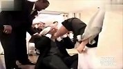 婚礼上被整惨了的新郎