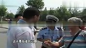 热点播报-20120808-拍客实拍司机对交警发飙遭母打