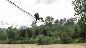 村民看护竹林遇涨水被困河心岛 消防员空中电缆搭绳“飞身”援救