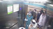 老人在医院电梯里晕倒 下班医生地板上抢救50分钟救回一命