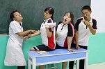 老师给同学检查身体，没想老师检查的结果牛头不对马嘴，太逗了