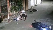 情侣夜间骑车重摔倒地 男子猛捶女友面部抓其头发撒气