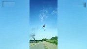 空军学员降落伞打开失败 从高空直直坠落公路上