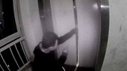 河北一男子手拦电梯等朋友 被夹连喊10声受不了