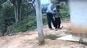 广西老汉非礼邻居聋哑阿婆 双手从背后伸到胸前