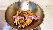 鸡爪煲荤素搭配，软糯可口，烹饪手法简单易学