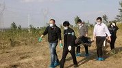 “男子将79岁老母埋墓坑”细节：黄土封住 但没踩瓷实