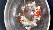 酸菜炒粉条如何做好吃？大厨分享一招，入口脆嫩，爽滑筋道