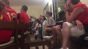 庆祝不讲场合！法国女球迷庆祝惹恼比利时大汉遭围攻