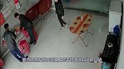 男子到朋友家做客，妻子热情招待，监控却拍下无语画面！