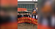 CBA-1718赛季-超级球迷已部署！辽篮死忠粉球场外等候入场疯狂示爱-新闻