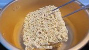 在家做一锅泰式冬阴功海鲜面，汤汁浓郁，酸酸辣辣太好吃了